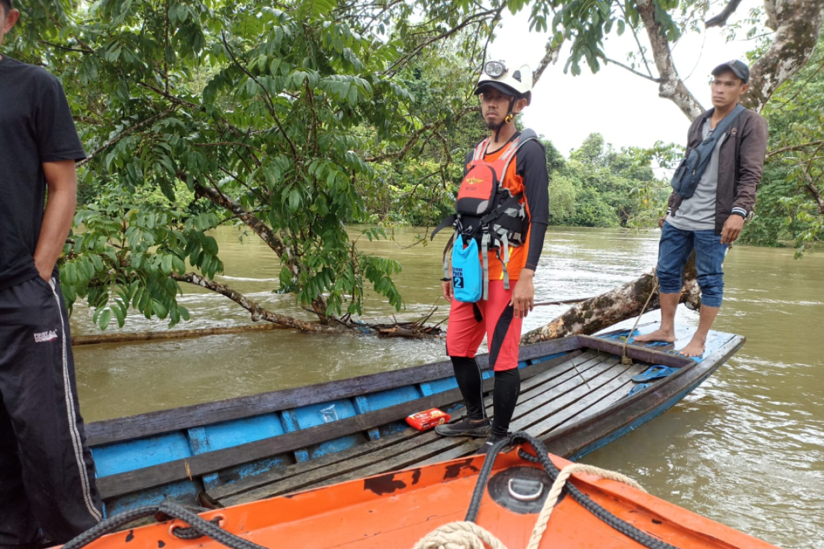 Tim SAR  berupaya temukan tiga korban tenggelam di Sungai Momong Bengkayang
