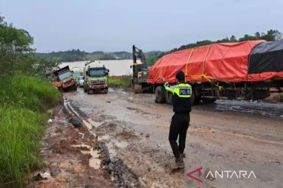 Pengendara diminta waspada saat melintas di Jalan Satui