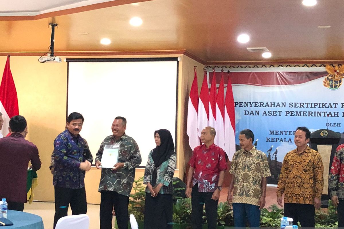 Menteri ATR/BPN serahkan sertifikat aset pemda di Kalbar