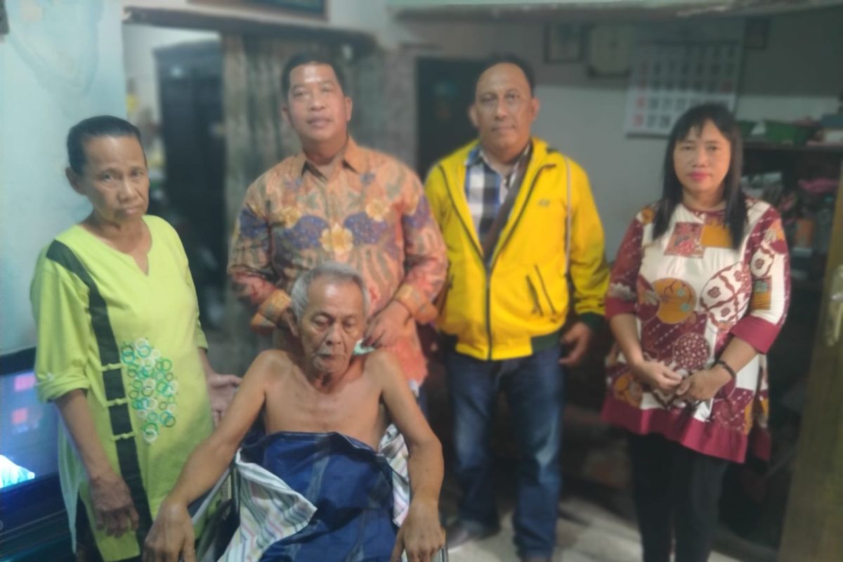 Legislator beri contoh bantu kursi roda warga tak mampu di Kota Surabaya