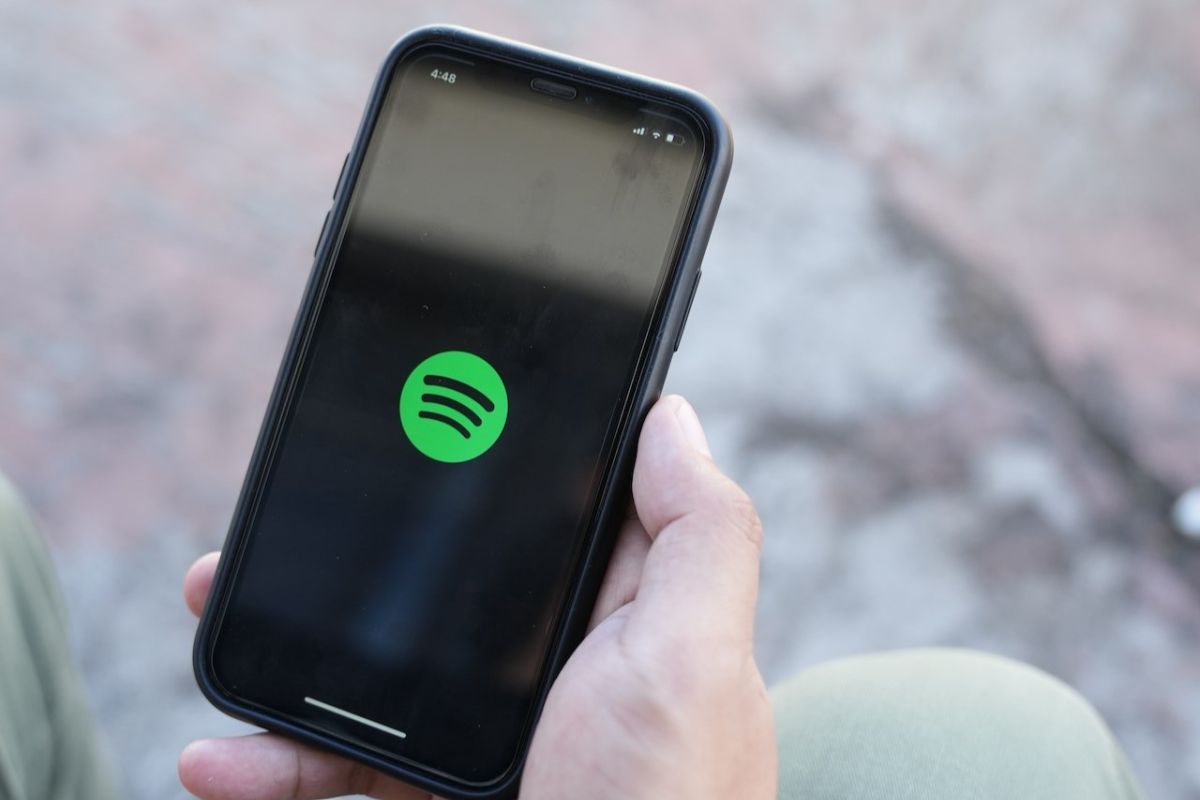 Spotify dilaporkan batasi pembayaran iklan pembuat podcast white noise