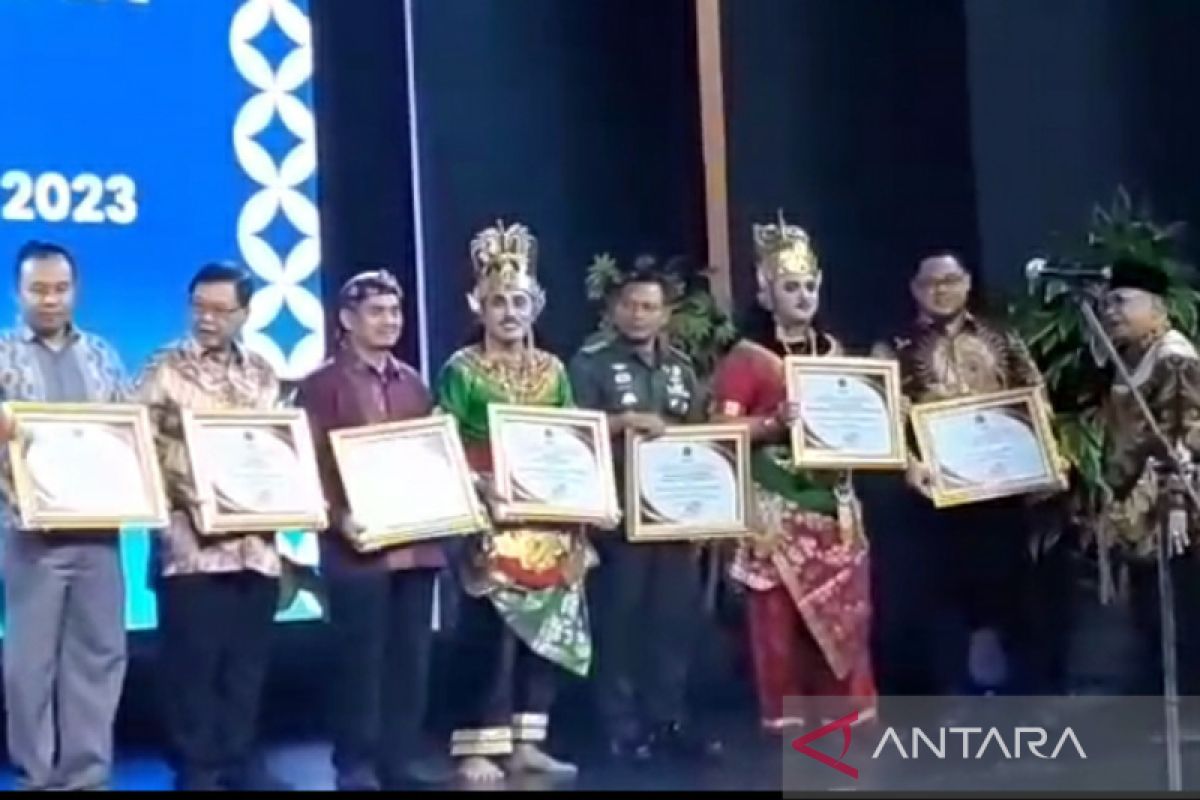 PWI Surakarta berikan penghargaan wali kota hingga pengusaha