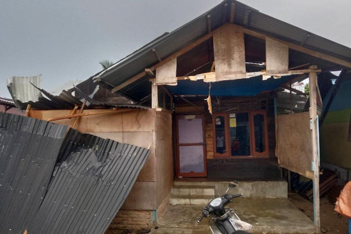 Belasan rumah di Aceh Timur rusak diterjang puting beliung