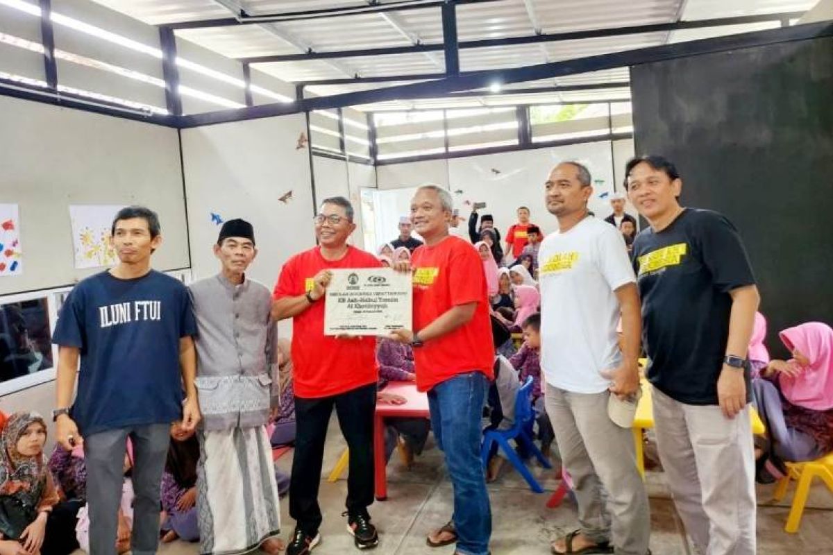 UI bersama Adel CKD serahkan 1 unit Sekolah Cepat Tanggap