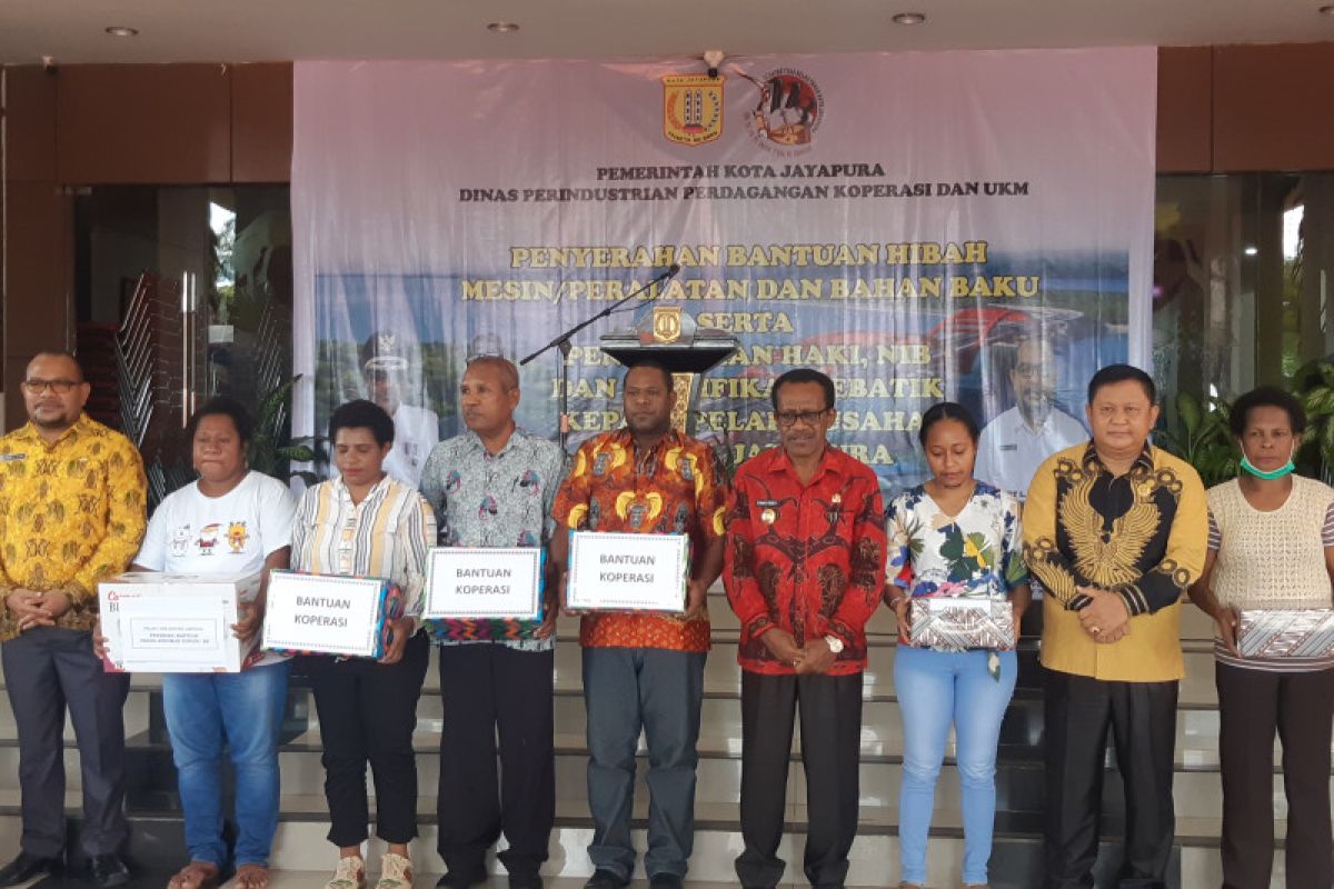 Pemkot Jayapura serahkan bantuan peralatan pelaku usaha dan koperasi