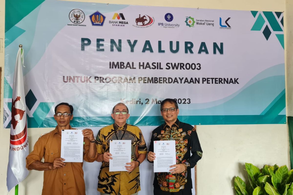 BWI bersama IPB salurkan wakaf untuk peternak di Kabupaten Kediri