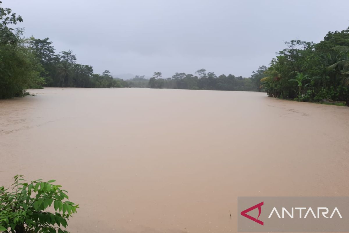 Banjir genangi jalan provinsi di selatan Kabupaten Sukabumi