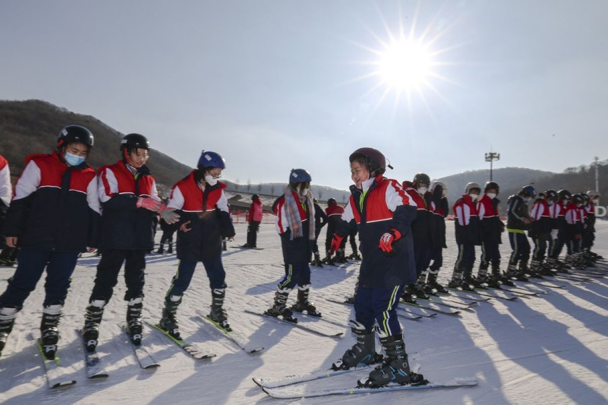 Siswa di China antusias ikuti kelas olahraga musim dingin di resor ski