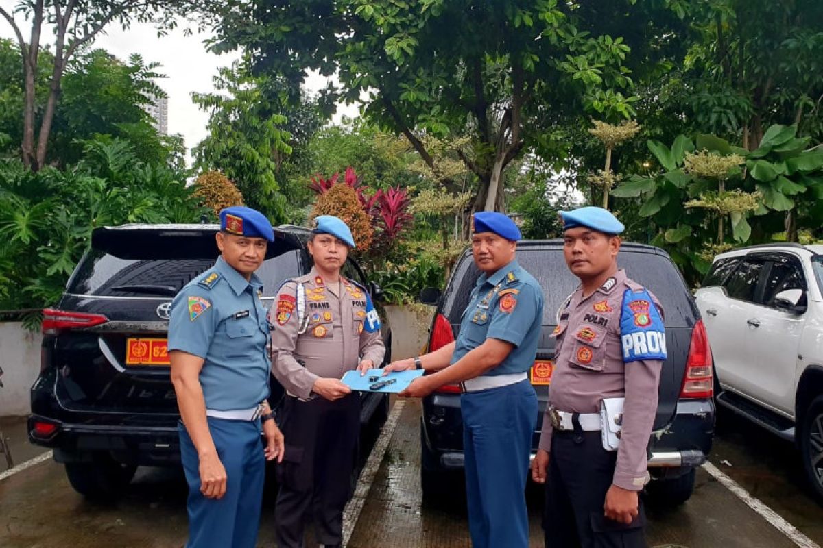 Puspom TNI menyerahkan mobil pakai pelat dinas TNI palsu ke Polda Metro Jaya