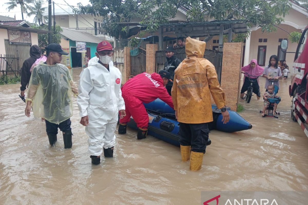 Tiga orang meninggal dunia tersengat listrik saat banjir di Tangerang