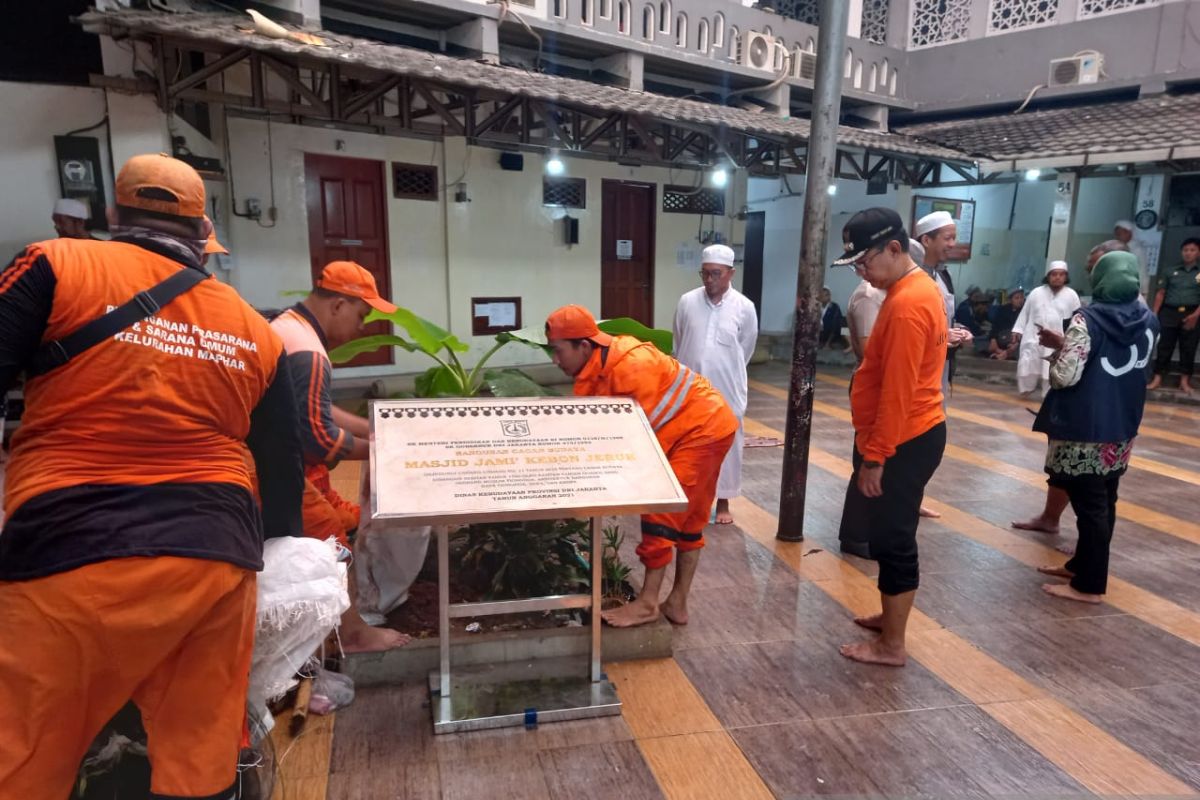 Petugas gabungkan bersihkan seluruh masjid di Kecamatan Taman Sari