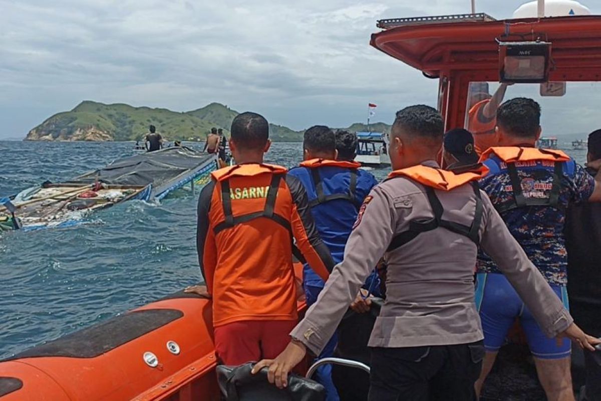 Tim SAR evakuasi enam korban kapal tenggelam di Labuan Bajo