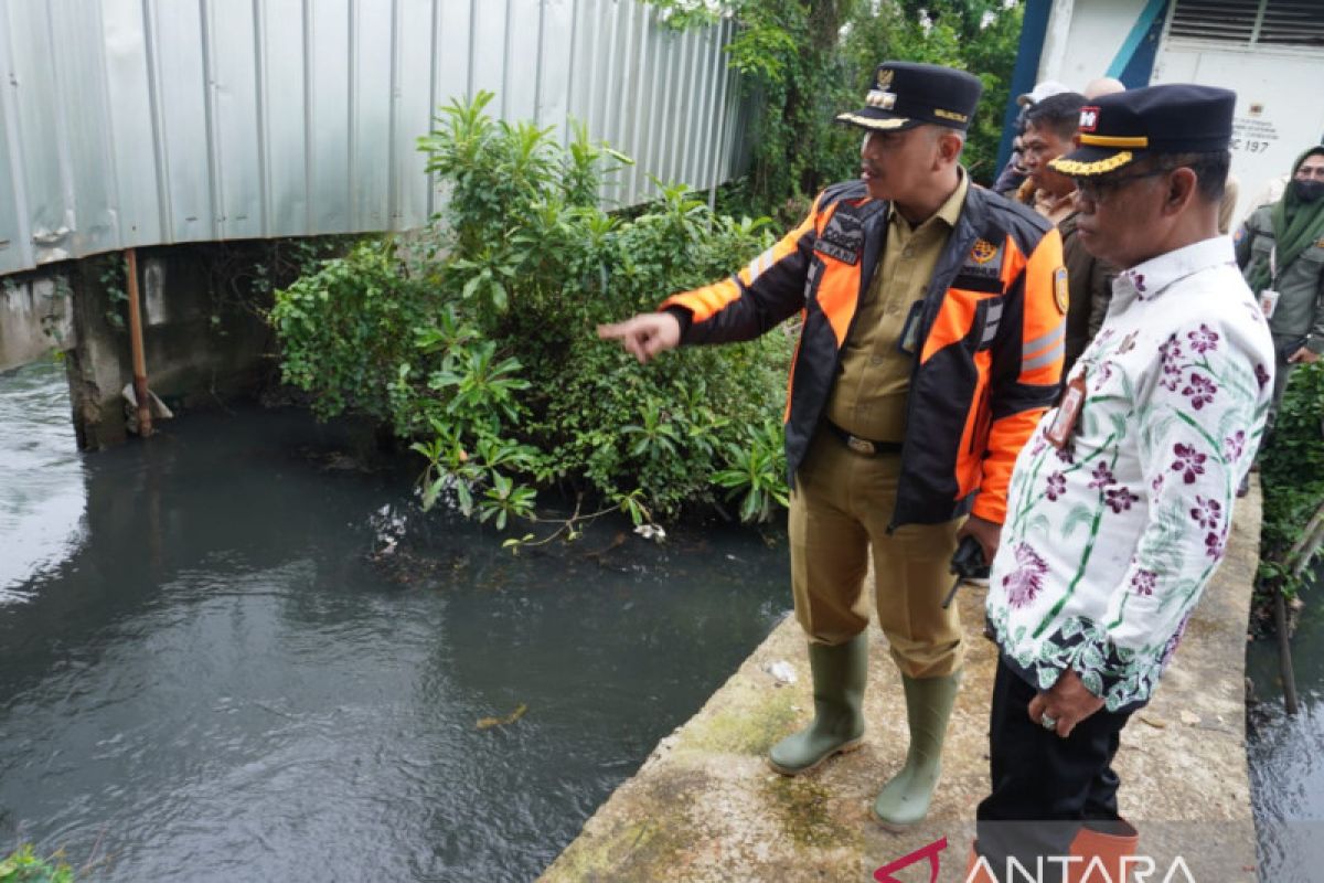 Pemkot bersihkan saluran penghubung di Kalideres untuk atasi banjir