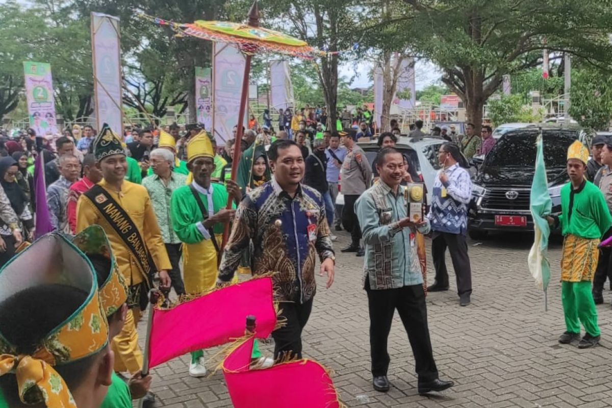 Wali Kota arak piala Adipura keliling Kota Banjarbaru