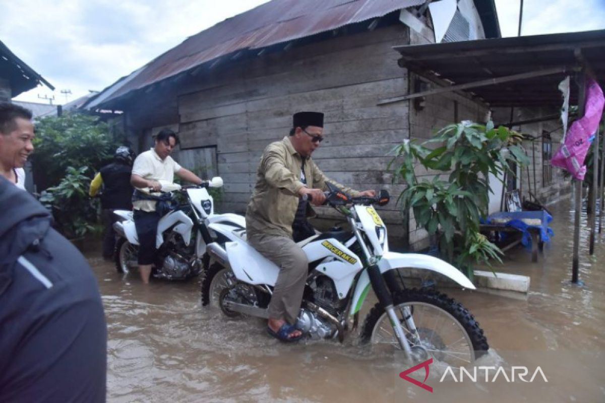 Gubernur Kalsel salurkan bantuan banjir di Kabupaten Banjar