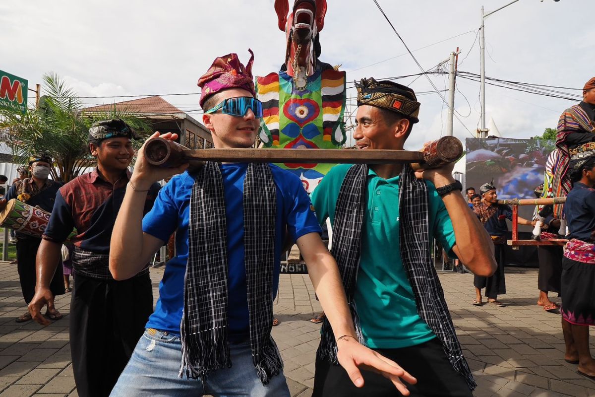 Pebalap WSBK terkesan usai jajal karnaval budaya Lombok