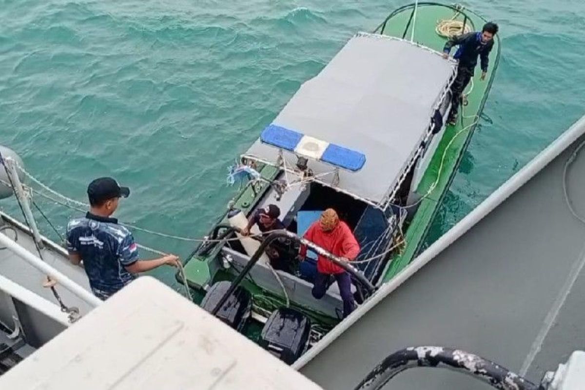 KRI Sigalu-857 selamatkan kapal perikanan Malaysia yang mati mesin di perairan Kepri