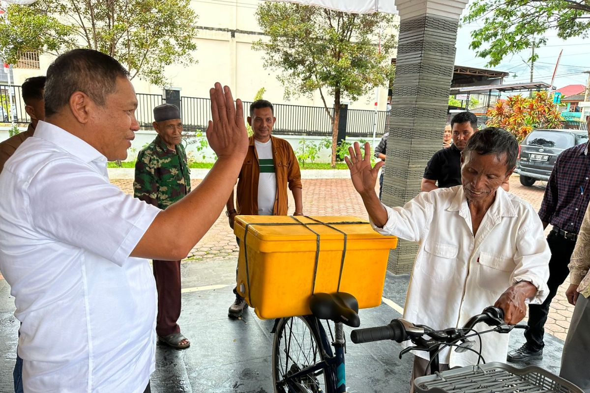 Pj Bupati Abdya tunaikan janji sepeda baru untuk Anjuran