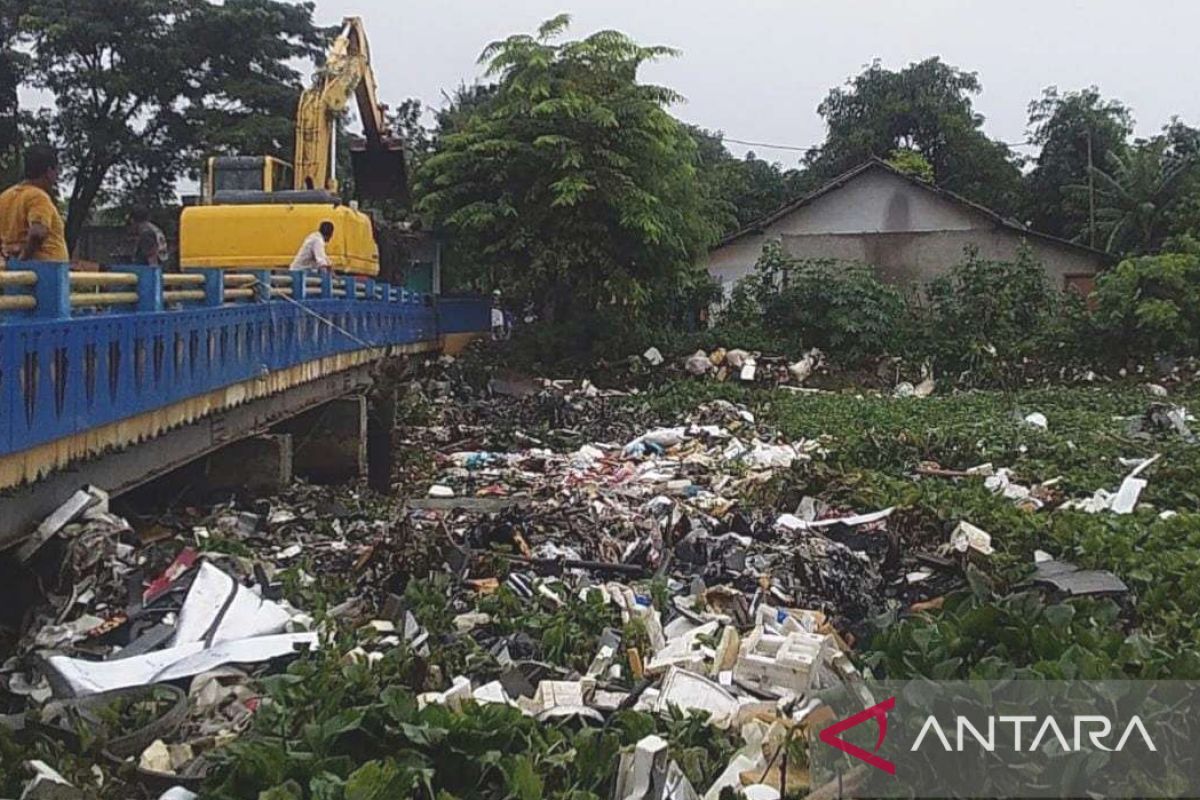 10 truk disiapkan untuk angkut puluhan ton sampah dari Kali Ciherang Bekasi