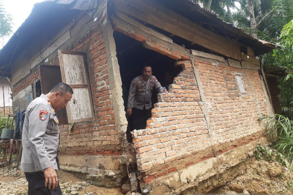 Kasat Samapta dan Kasi Propam Polres Palas tinjau rumah warga rusak dihantam banjir