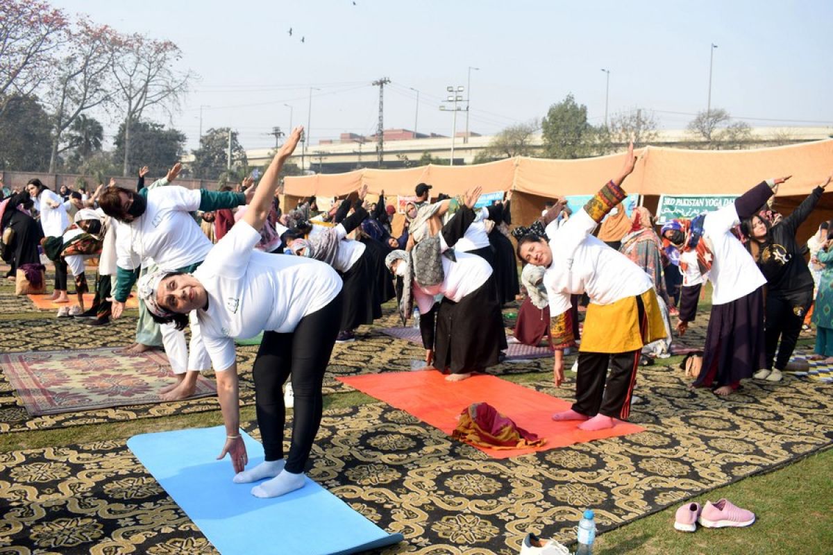 Album Asia: Menjajal kelas yoga gratis di Pakistan