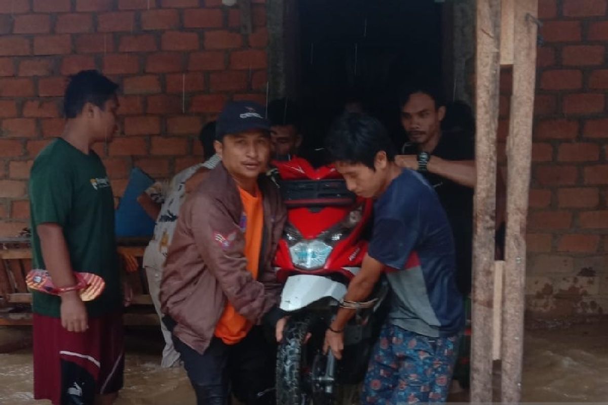Puluhan rumah warga terendam banjir di Desa Handis Julu, Palas