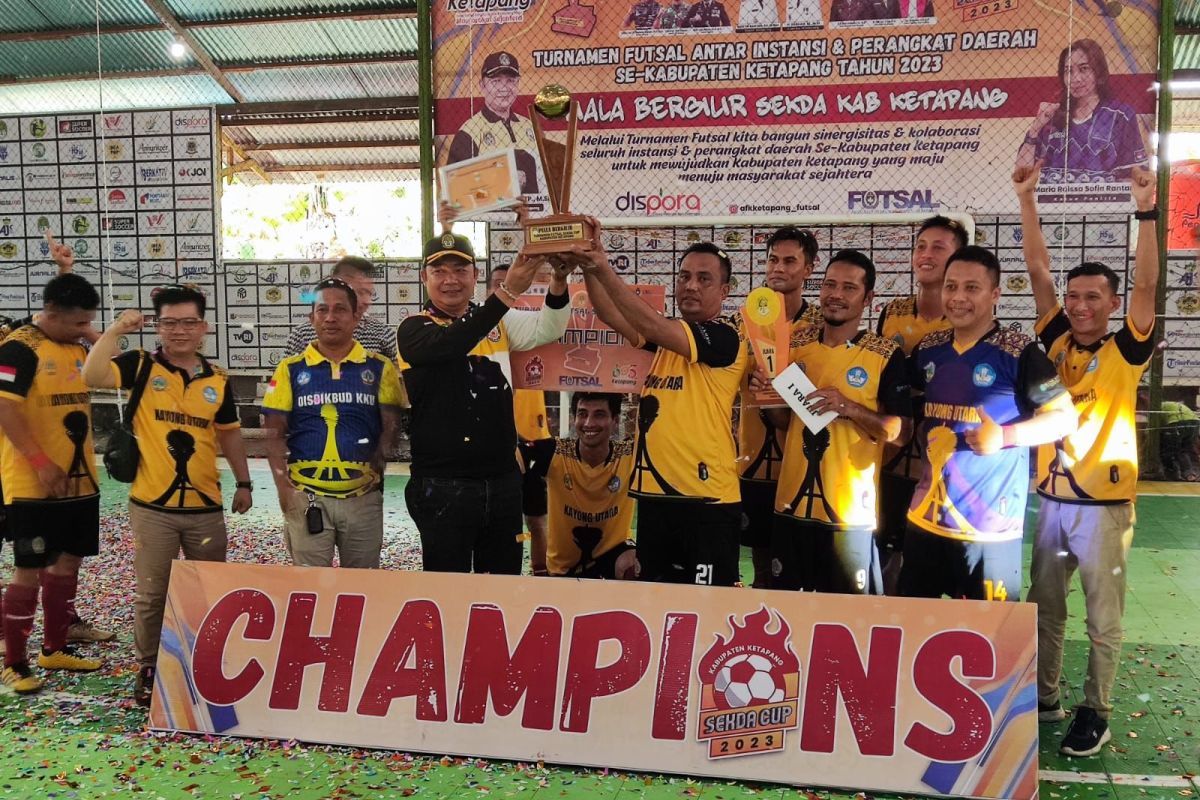 Tim futsal KKU  FC angkat tropi pada turnamen di Ketapang