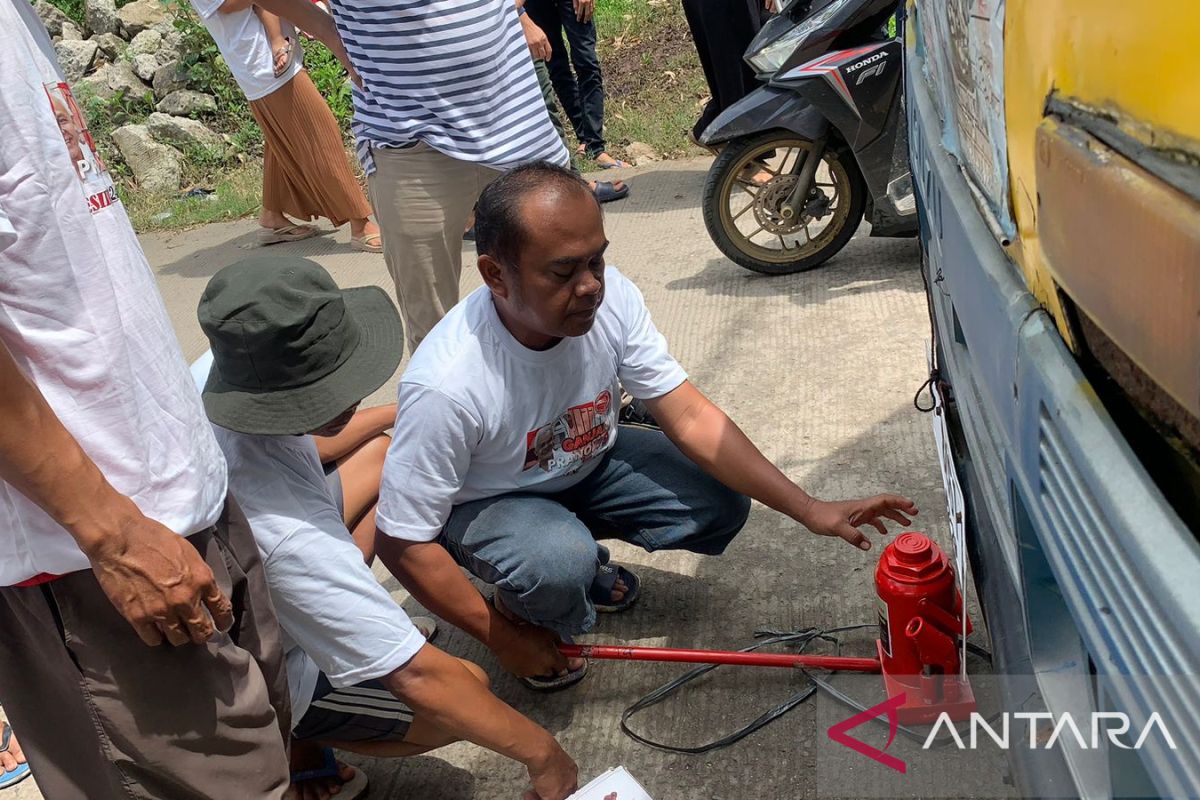 KST Dukung Ganjar Beri Bantuan Dongkrak Untuk Sopir Truk dan Perbaiki Gazebo