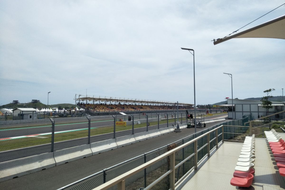 Pemkab Lombok Tengah memfasilitasi pelaku UMKM buka usaha di WSBK 2023