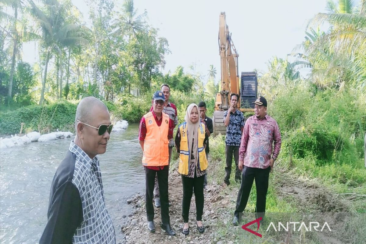 Tanggul pertanian yang jebol di Kecamatan Siabu mulai diperbaiki