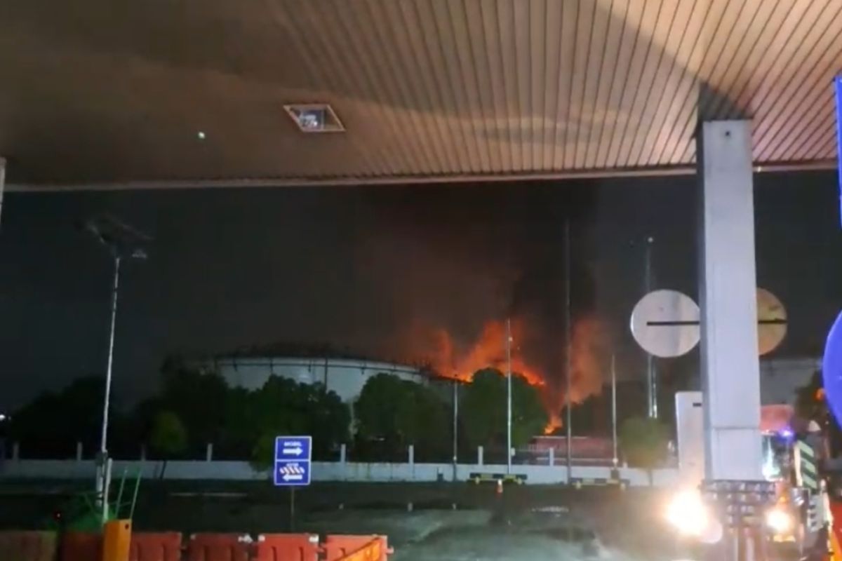 Pertamina evacuates staff, locals following fire in Plumpang