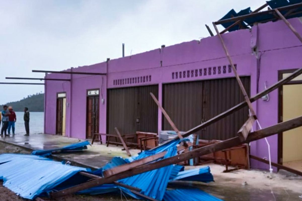 Dua rumah rusak berat di Anambas akibat cuaca ekstrem