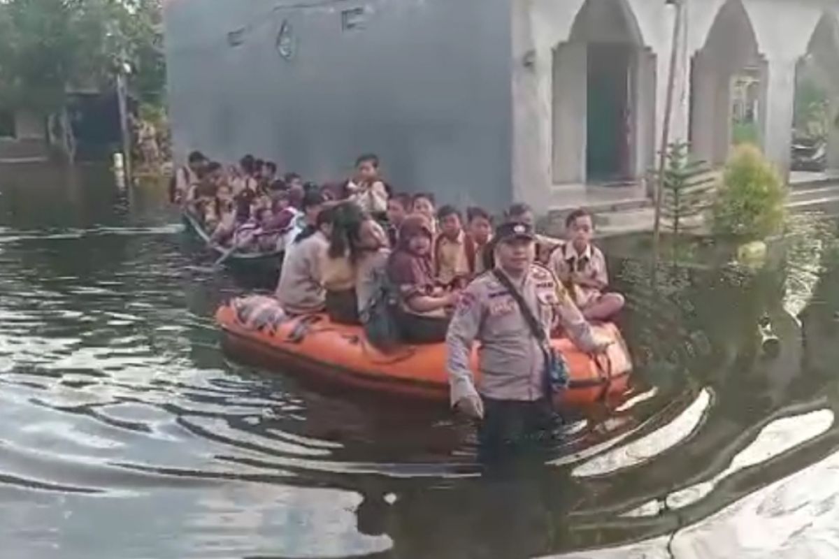 Polisi sediakan perahu bantu antar jemput siswa kebanjiran ke sekolah