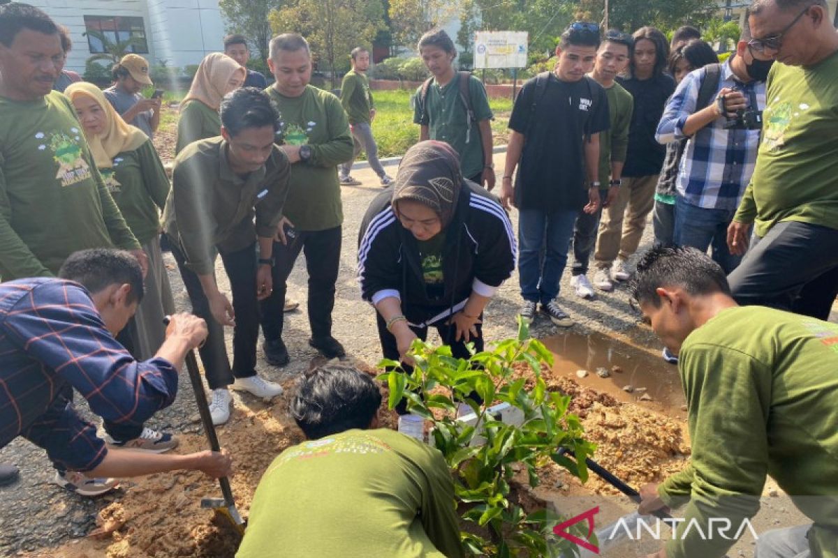 Anggota Komisi X DPR RI mengajak pemuda rawat bumi dengan tanam pohon