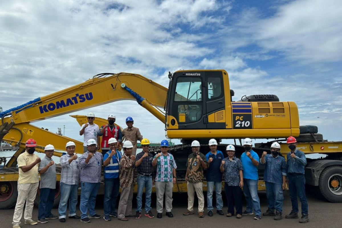 KJL Investasi Excavator dan Wheel Loader di Krakatau Posco