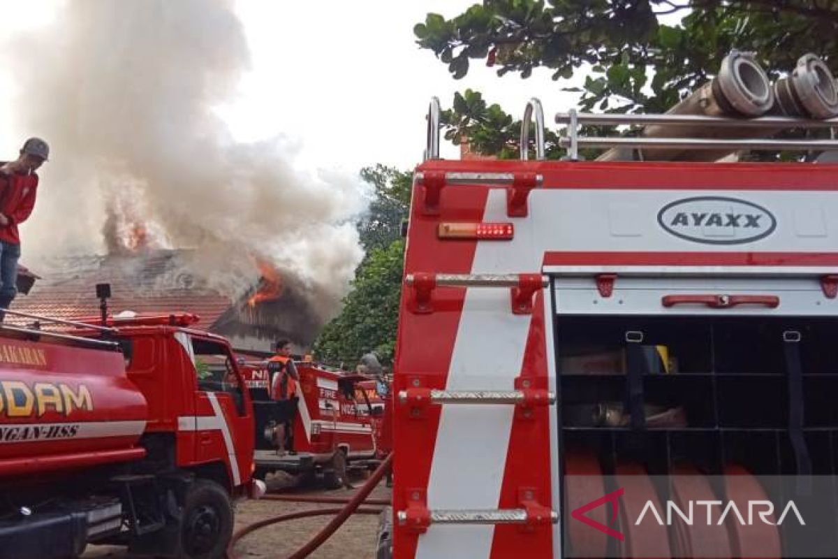 Tiga ruang SMKN 2 Kandangan hangus diduga karena arus pendek