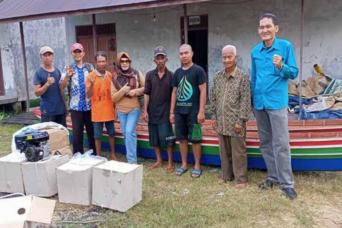 Legislator Kapuas kembali salurkan bantuan kepada kelompok nelayan