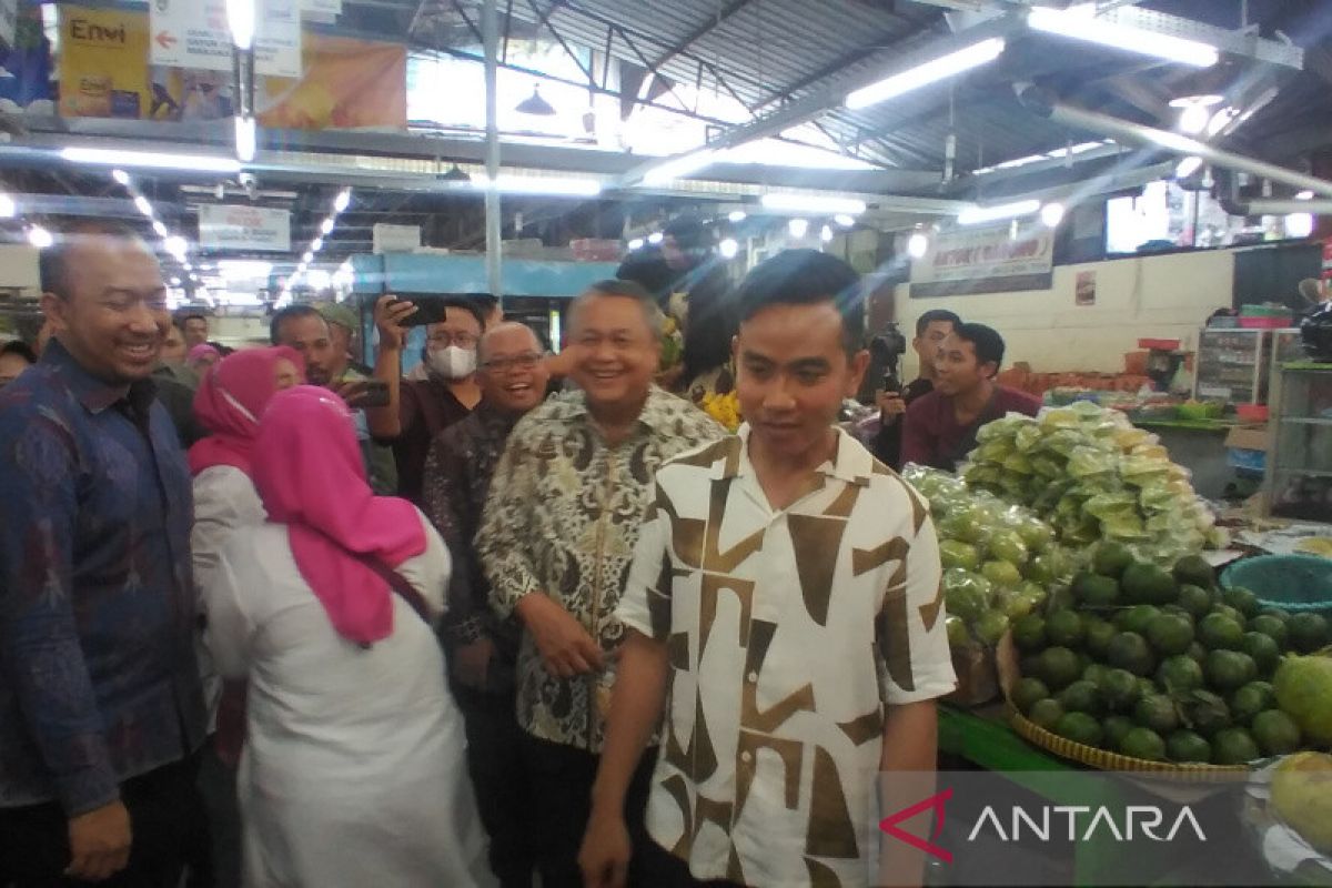 Gubernur BI tinjau transaksi digital di Pasar Gede Solo