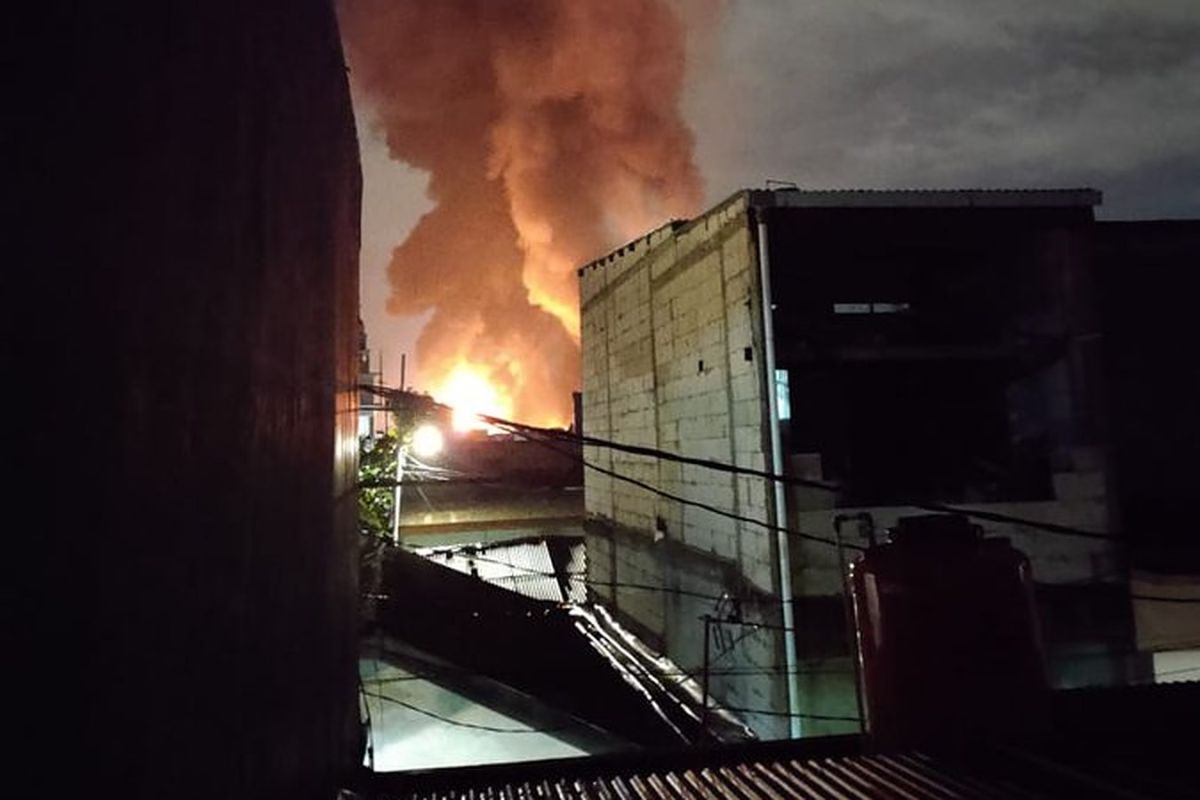 Damkar padamkan kebakaran Depo Pertamina Plumpang