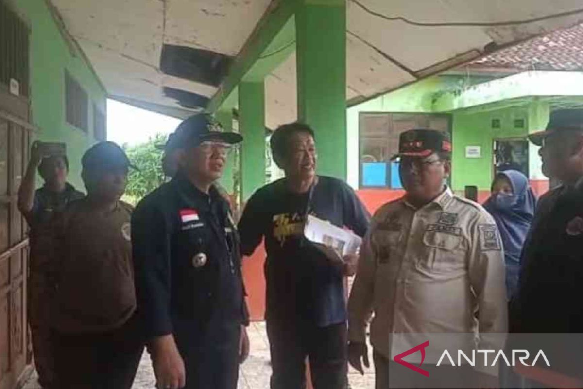 Bupati Bekasi tinjau tiga sekolah terendam banjir di Sukakarya