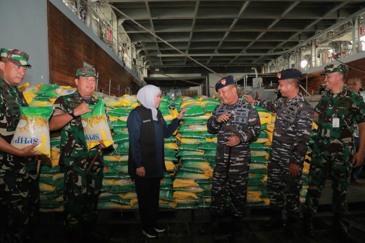 Jatim berangkatkan KRI Soeharso bantu logistik Masalembu