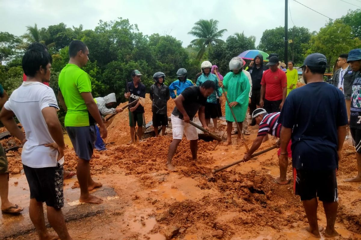 Jalan Trans Barelang amblas, 14 rumah di Batam terendam banjir