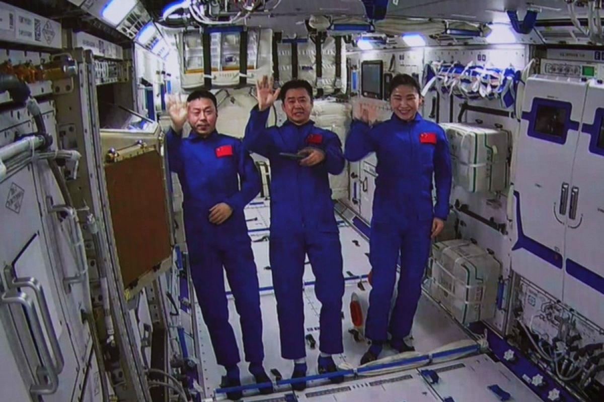 China anugerahkan medali kepada tim astronaut misi Shenzhou-14