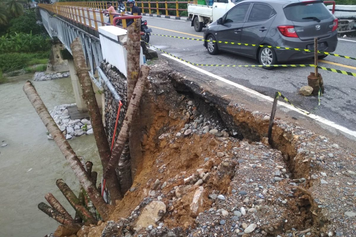 Hujan deras sebabkan tanggul abutmen jembatan Krueng Baru longsor