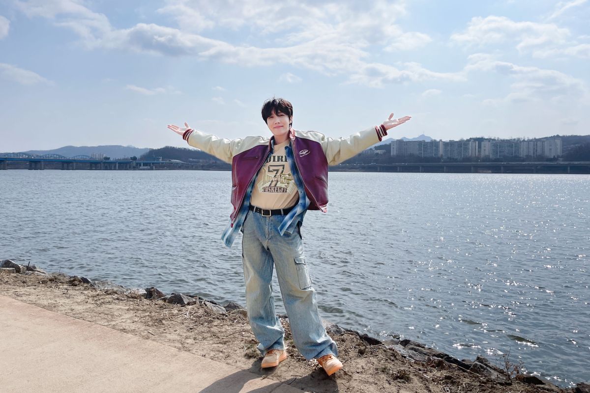 Jelang wajib militer, j-hope luncurkan single "on the street"