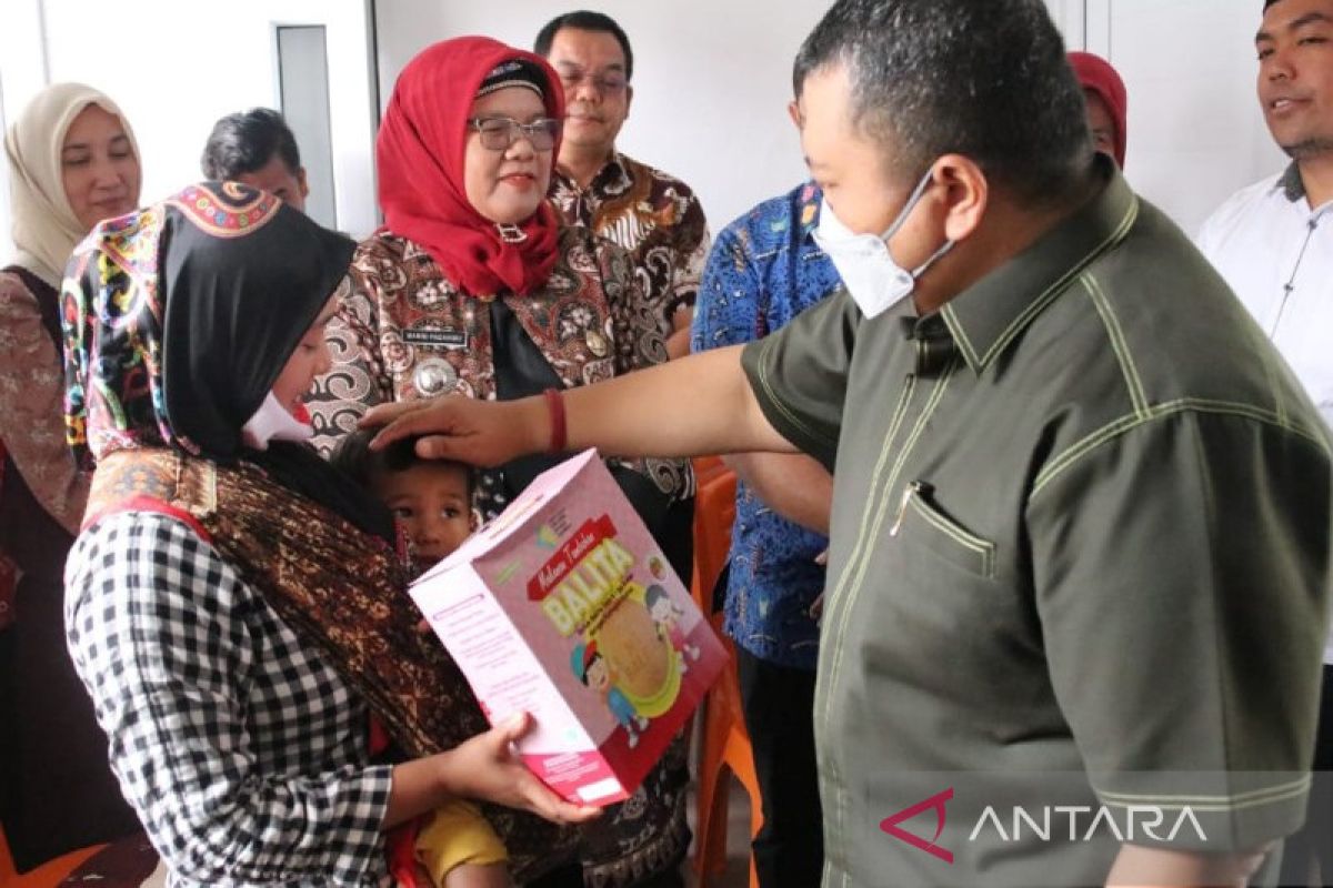 Bupati beri makanan  tambahan kepada anak Tapsel upaya cegah stunting