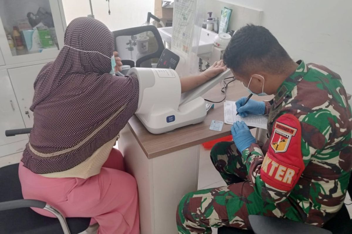 Satgas Pengamanan Perbatasan berikan vaksinasi bagi pelintas di PLBN Badau