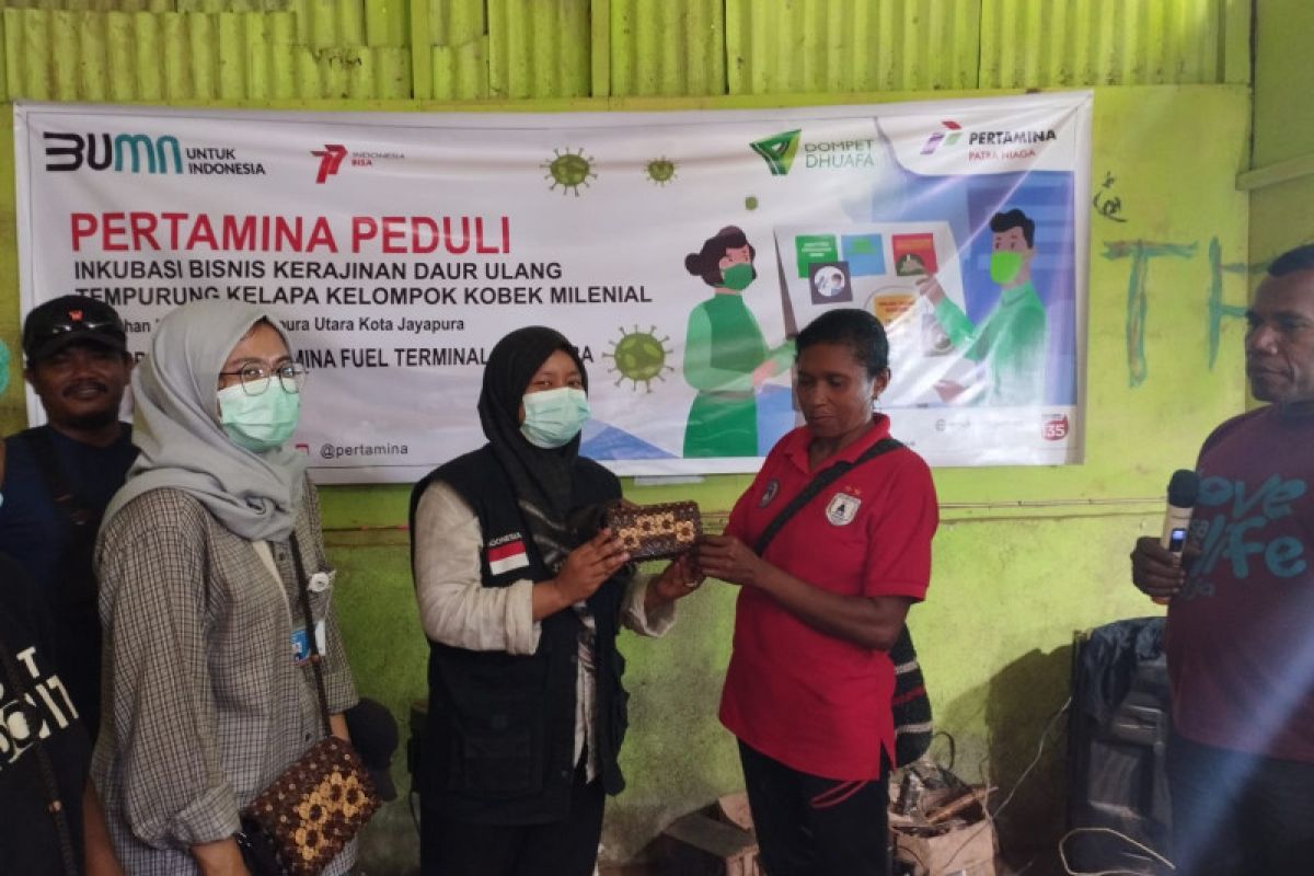 LKC Dompet Dhuafa Papua bersama Pertamina Peduli gelar pelatihan kerajinan tempurung kelapa.