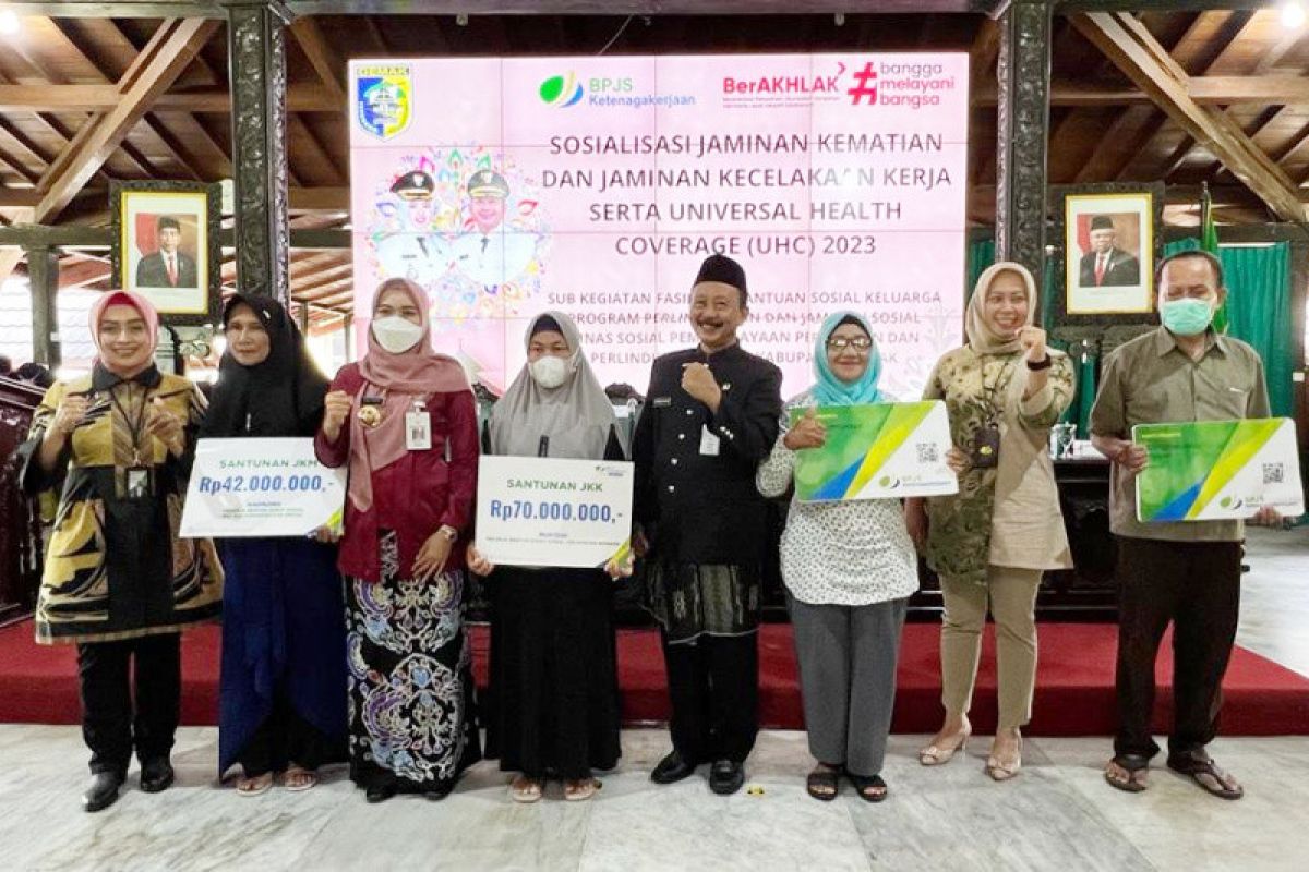BPJAMSOSTEK Semarang Majapahit serahkan santunan dan kartu kepesertaan ke pekerja rentan