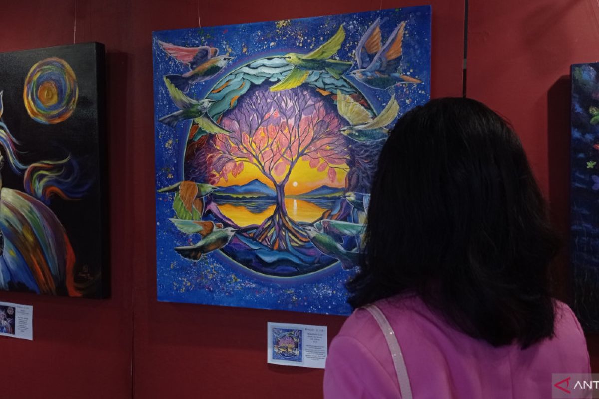 Pameran tunggal, pelukis asal Lumajang pajang karya berkonsep penuh warna